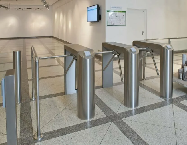 Установка турникета на предприятие.